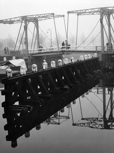 406910 Gezicht op de ophaalbrug bij de sluis in het Merwedekanaal te Utrecht.